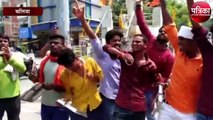 छात्र नेताओं ने ताली और थाली बजाकर सरकार के खिलाफ जताया विरोध