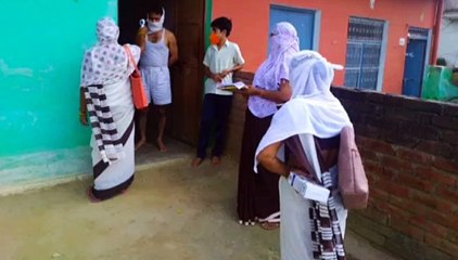 स्थानीय लोगों की थर्मल स्कैनिंग करने पहुंची स्वास्थ्य विभाग की टीम