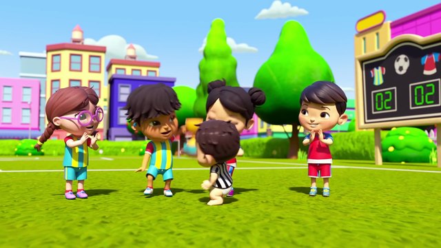 Bébé Joue avec Le Ballons de Football sur le Terrain | Chansons pour Bébés |Little Baby Bum Français