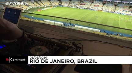 Brésil : il met l'ambiance dans des stades fantômes
