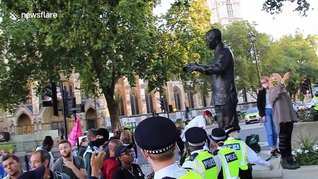 Police arrest Extinction Rebellion activists at Parliament Square