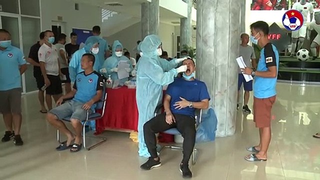 Giám sát, trọng tài thực hiện xét nghiệm Covid-19 trước đợt tập huấn giữa mùa giải | VFF Channelv