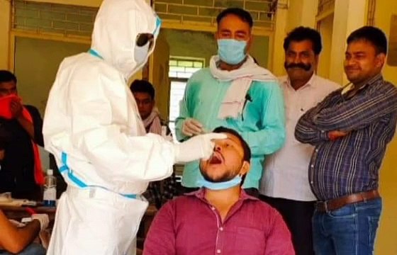 इटावा: बिजली विभाग के एसडीओ का कोविड-19 का किया गया टेस्ट
