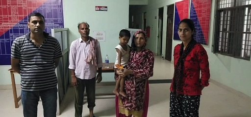 इटावा: पुलिस ने घर से लापता बच्ची को परिजनों के सुपुर्द किया