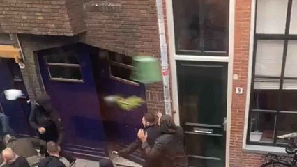 Increíble pelea entre ultras de Alemania y Holanda: volaron sillas, bicis...
