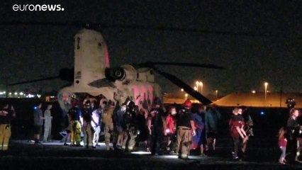 شاهد: فرق الإنقاذ الأمريكية تجلي مصطافين بالطائرات المروحية حاصرتهم الحرائق في كاليفورنيا