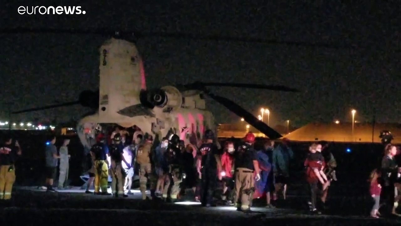 شاهد: فرق الإنقاذ الأمريكية تجلي مصطافين بالطائرات المروحية حاصرتهم الحرائق في كاليفورنيا