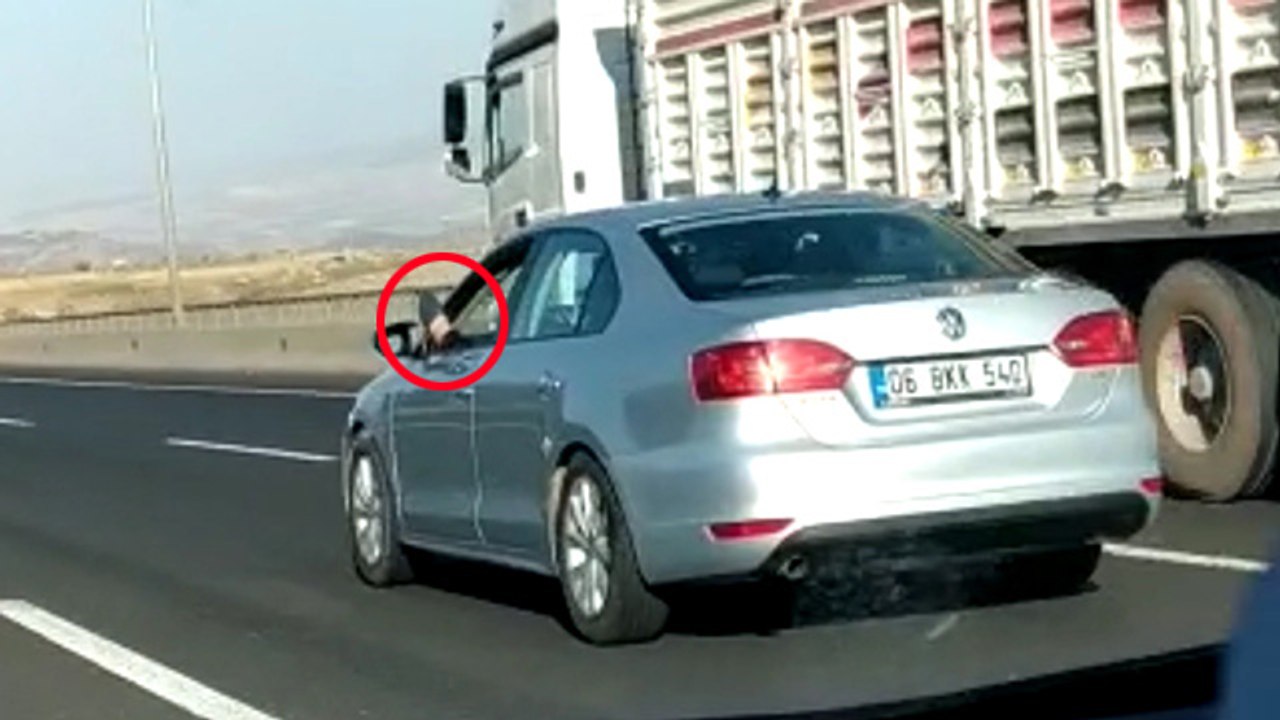 Otoyolda tehlikeli yolculuk amatör kamerada
