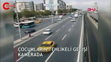 Metrobüse kaçak binmeye çalışan çocukların tehlikeli geçişi kamerada