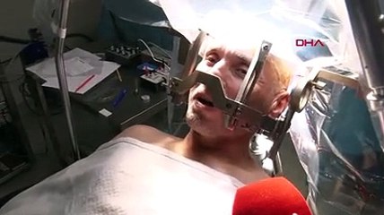 Beyin pili ameliyatında hem şarkı söyledi hem eşiyle görüntülü konuştu
