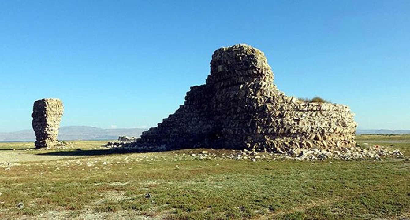 Van Gölü çekilince tarihi Erciş Kalesi ortaya çıktı
