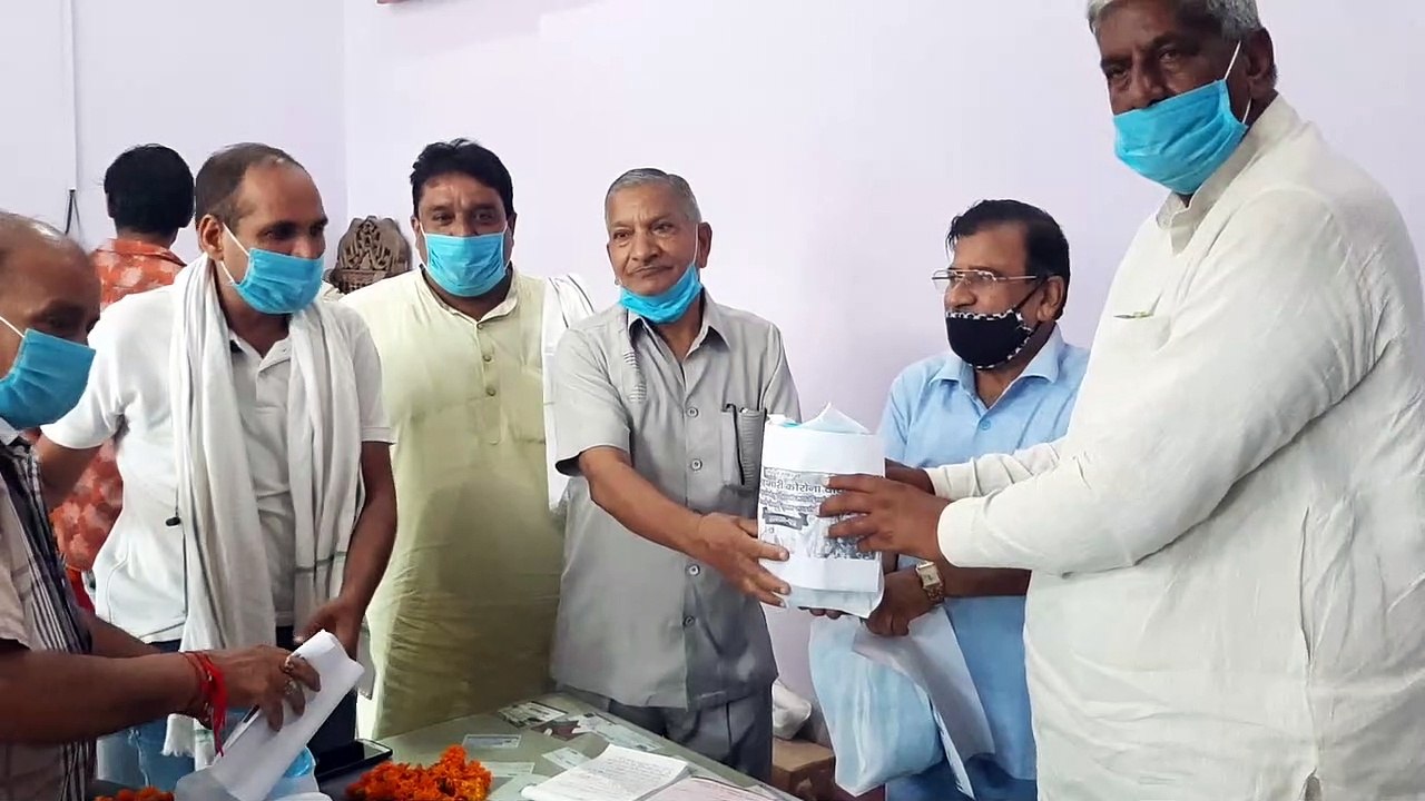 कांधला में पूर्व कैबिनेट मंत्री ने किया पत्रकारों को दिया प्रशस्ति पत्र