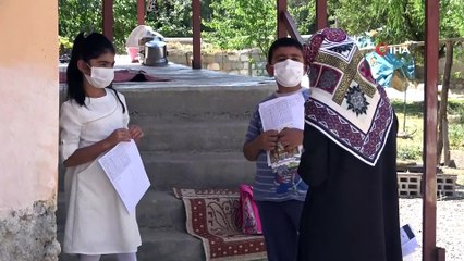 Fedakar öğretmen elinde tahtası kapı kapı dolaşarak eğitim veriyor
