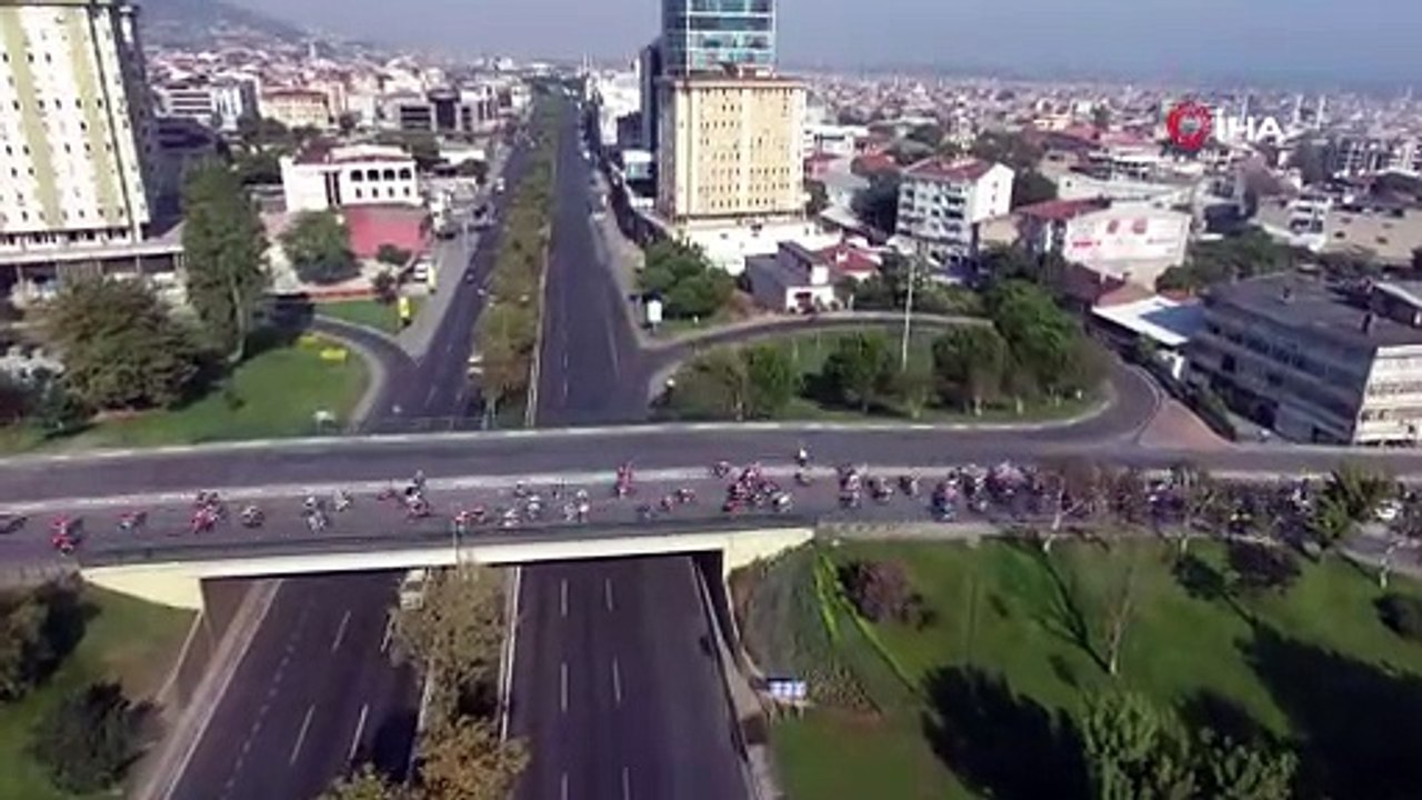 Dünyaca ünlü yarışta bisikletçilerin kazası kameraya böyle yansıdı