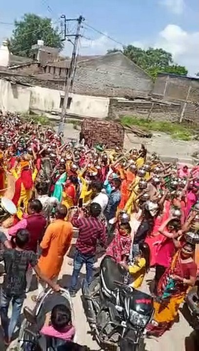 इंदौर में कोरोना के कहर के बीच लोग लापरवाह, कनाड़िया में निकाली गई कलश यात्रा