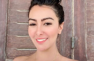 ميرهان حسين ترقص بعفوية مع كلبها في حمام السباحة