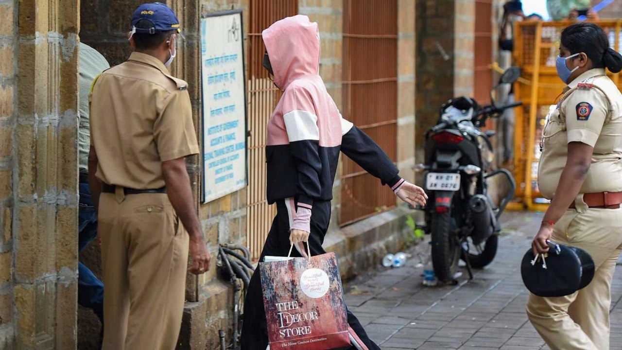 What's in the bag Rhea carried on Day 2 of interrogation?