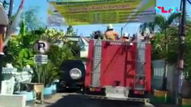 Jangan Coba-coba Halangi Pemadam Kebakaran, Mobil Digotong!