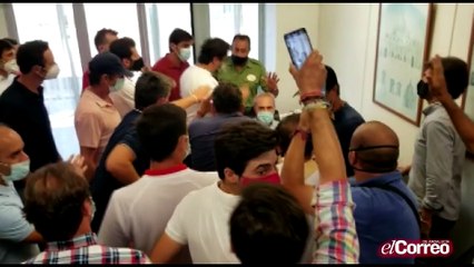 Los toreros hacen un ‘escrache’ al director del SEPE de Sevilla