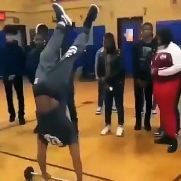 Il réalise des figures acrobatiques impressionnantes en s’appuyant sur barre avec deux roues