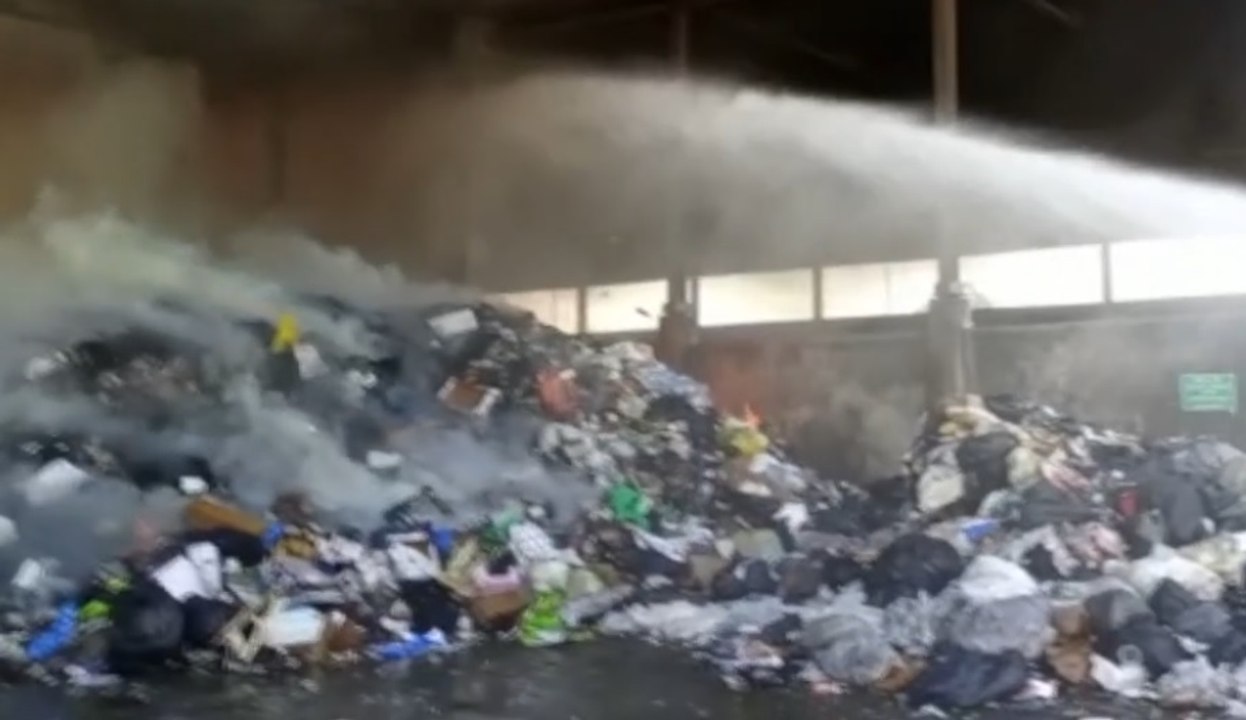 Pavia - Bruciano due capannoni in azienda stoccaggio rifiuti (07.09.20)