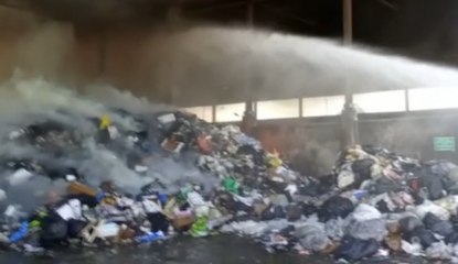 Pavia - Bruciano due capannoni in azienda stoccaggio rifiuti (07.09.20)