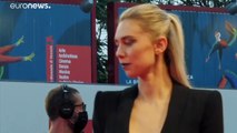 Zweimal roter Teppich: Vanessa Kirby in Venedig