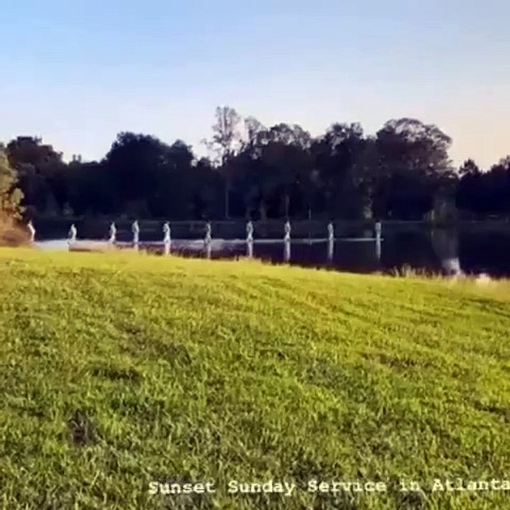 Kanye West et ses fidèles marchent sur l'eau lors de leur messe de dimanche (Partie 1)