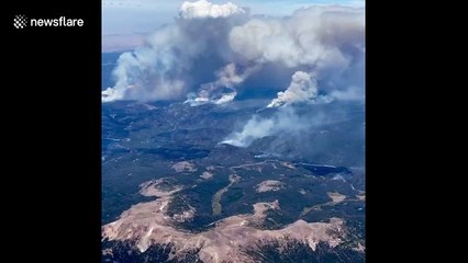 Man witnesses the Colorado wildfires from the sky