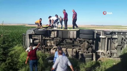 Tarlaya devrilen tırdaki sürücü böyle kurtarıldı