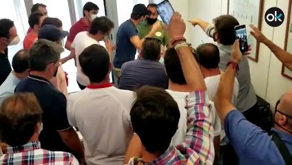 Trabajadores del toro escrachan al director del SEPE en Sevilla: "¡Nos tratáis como perros!"