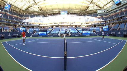 شاهد: إقصاء جوكوفيتش من بطولة التنس المفتوحة بعد ضربه لحكم بالكرة "دون قصد"