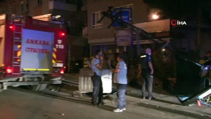 Ankara'da elektrik direğine otomobil çarptı: 2 yaralı