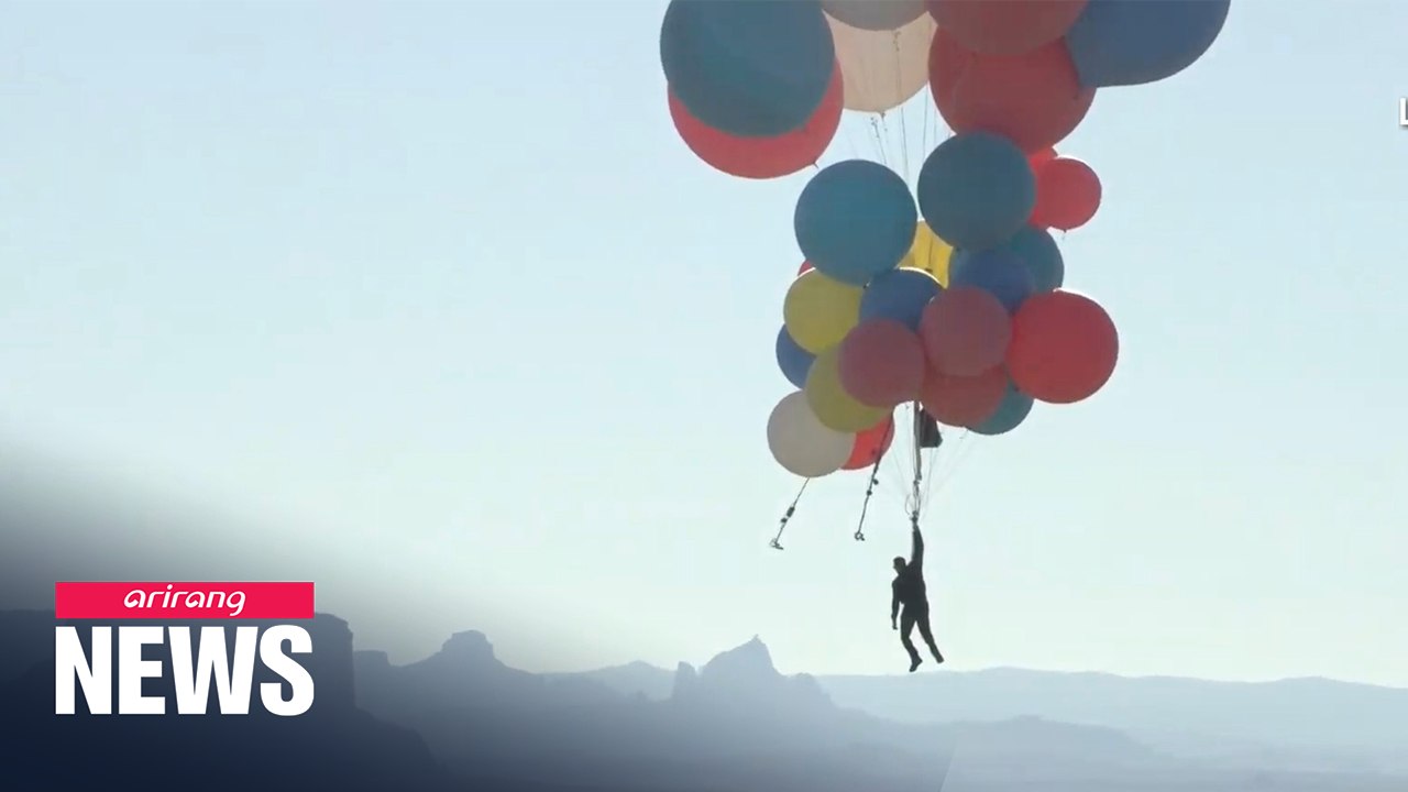 Man flies over Arizona desert holding onto helium balloons