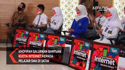 Khofifah Salurkan Bantuan Kuota Internet Kepada Pelajar SMA di Jatim