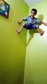 सोशल मीडिया पर छाया कानपुर का 'स्पाइडरमैन' बच्चा, पलक झपकते ही चढ़ जाता है दीवार पर
