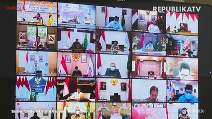 Petugas Komisi Pemilihan Umum menujukan aplikasi rekapitulasi elektronik saat uji coba di Gedung KPU RI, Jakarta.