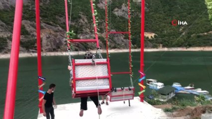 Borçka Baraj Gölü kıyısındaki dev salıncak adrenalin tutkunlarının ilgi odağı oldu