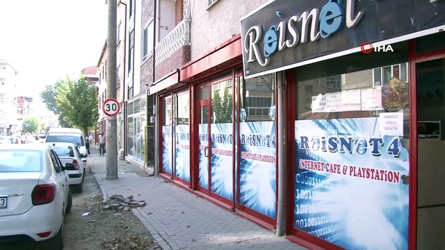 Bursa'da bayrağı öpüp alnına koyan teyze duygulandırdı