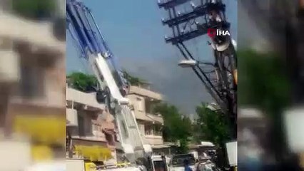 Evinde ölü bulunan adamın cesedi vinçle çıkartıldı