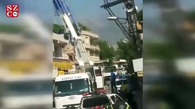 Evinde ölü bulunan adamın cesedi vinçle çıkartıldı