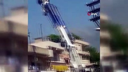 Evinde ölü bulunan 140 kiloluk adamın cesedi vinçle çıkartıldı