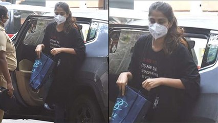 Rhea Chakraborty Is Ready To Fight, Her T-Shirt Makes A Bold Statement