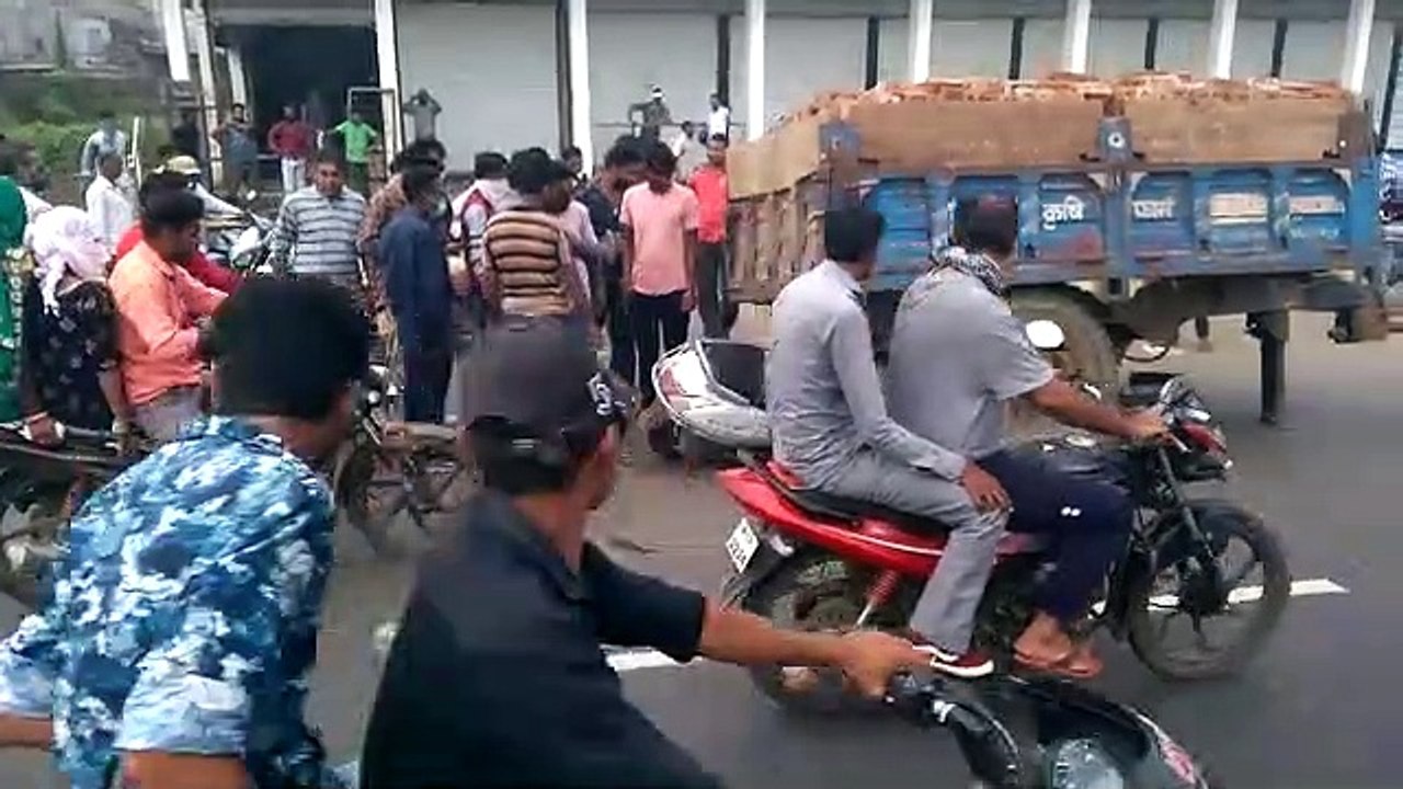 दलौदा सुराणा दाल मिल के पास हाइवे पर खड़ी ट्राली में घुसा एक्टिवा सवार
