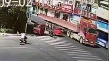 Scooter rider luckily survives after being run over by truck in China