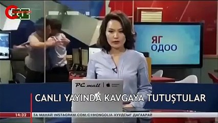 Canlı yayında haber sunduğu sırada ekrana yansıdı