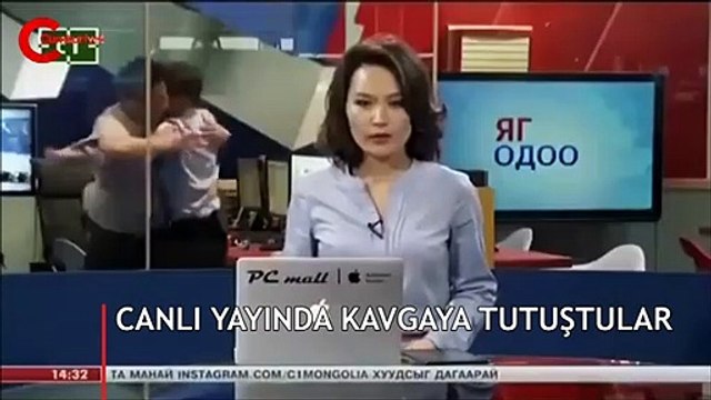 Canlı yayında haber sunduğu sırada ekrana yansıdı