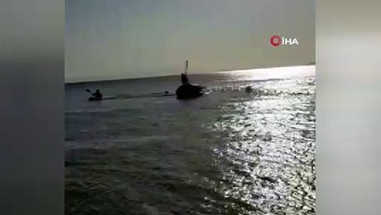 Bursa'da tekne battı...Cankurtaranlar tekneyi ve şahsı sudan çıkardı