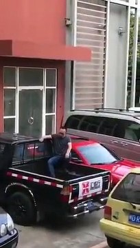 Il a su faire sortir sa voiture du parking bien qu’elle soit bloquée par une autre !