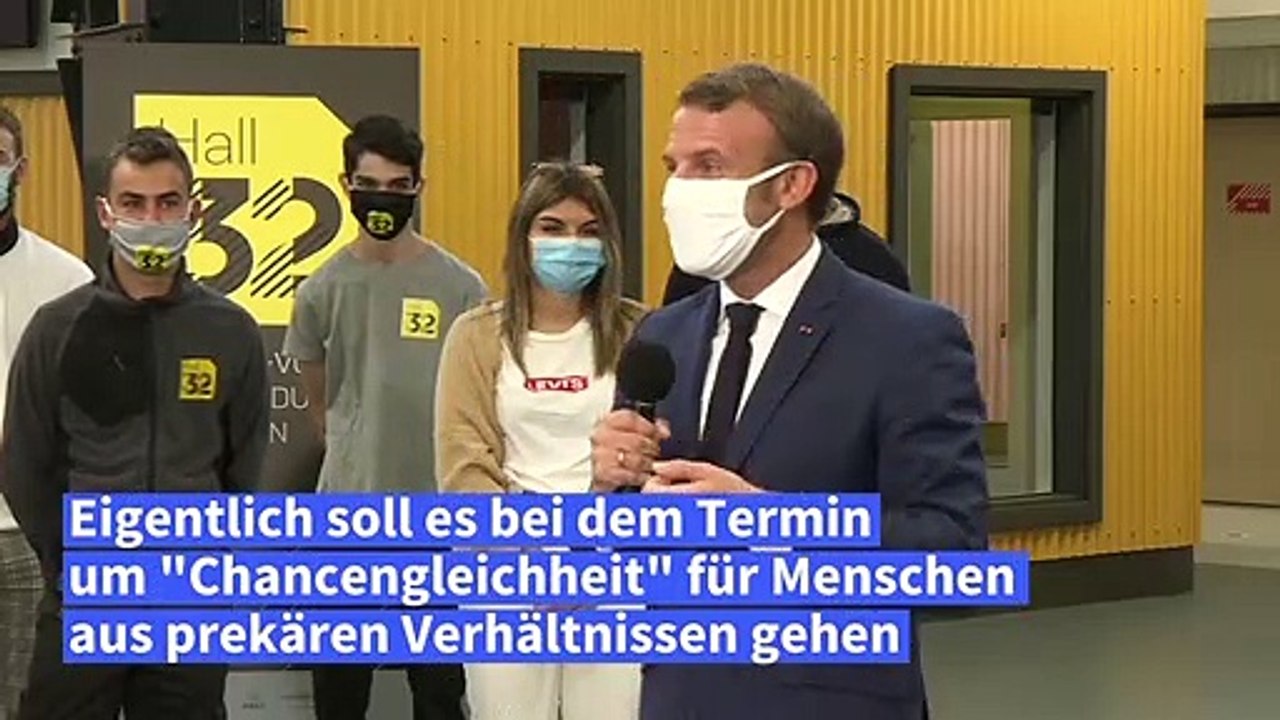Macron kämpft bei Besuch in Schule mit seiner Maske